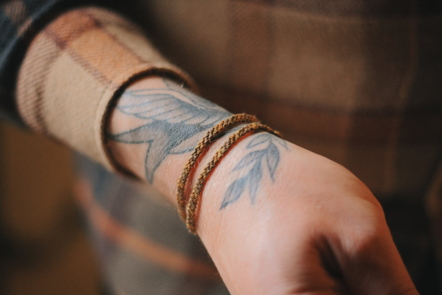 Bracelet noué en coton et acier inoxydable.