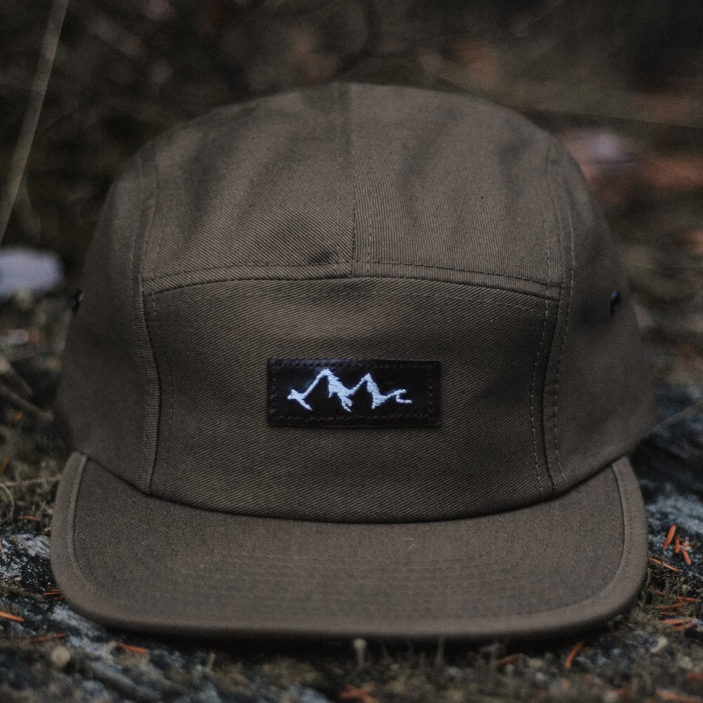 casquette 5 panneaux khaki avec logo en cuir brodé montagne et vague