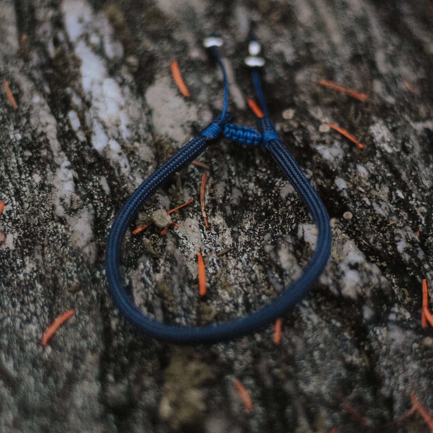 Corde parachute avec corde de nylon ajustable. Finitions en acier inoxydable.