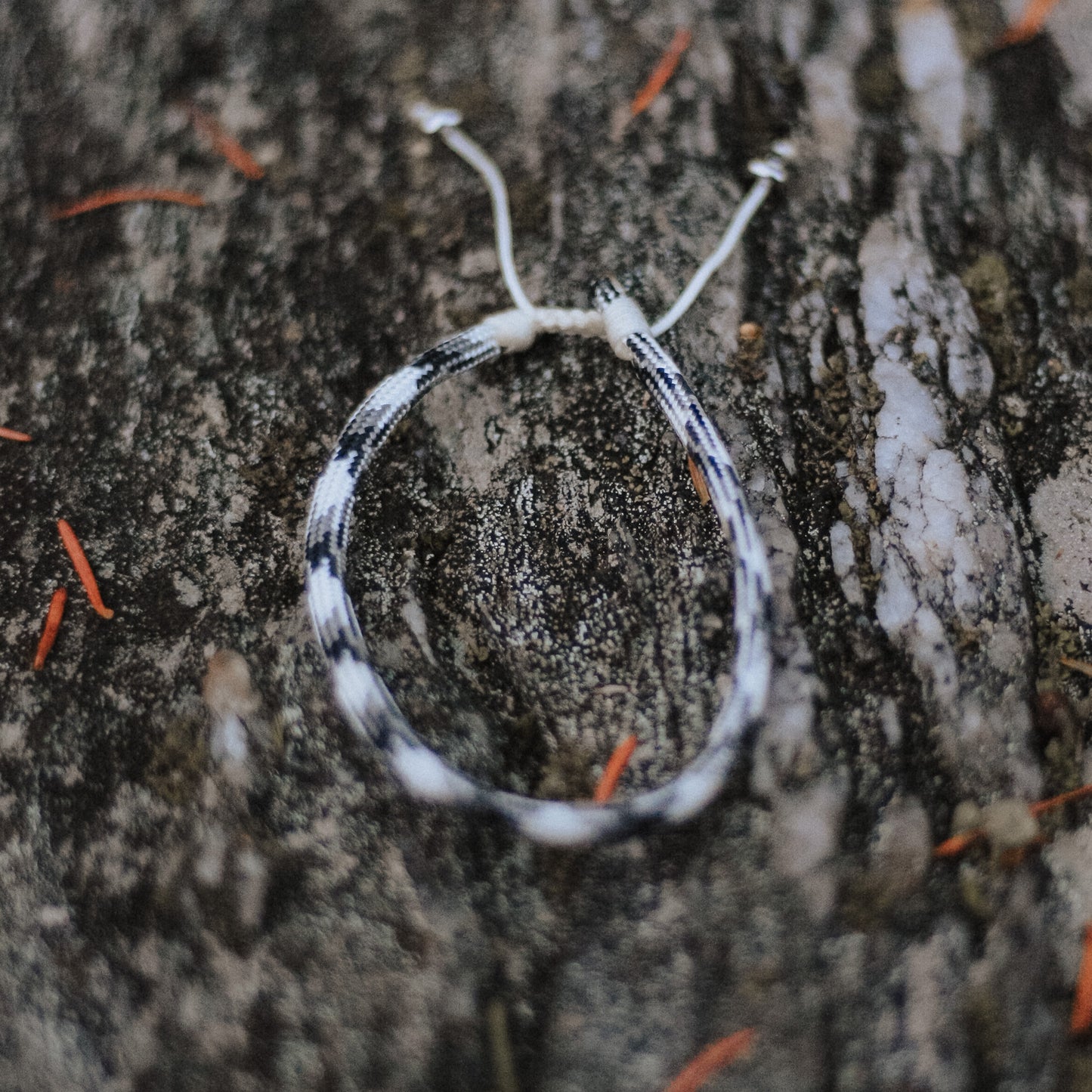 Corde parachute avec corde de nylon ajustable. Finitions en acier inoxydable.
