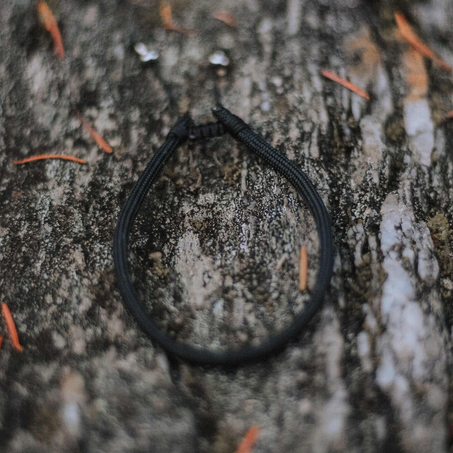 Corde parachute avec corde de nylon ajustable. Finitions en acier inoxydable.