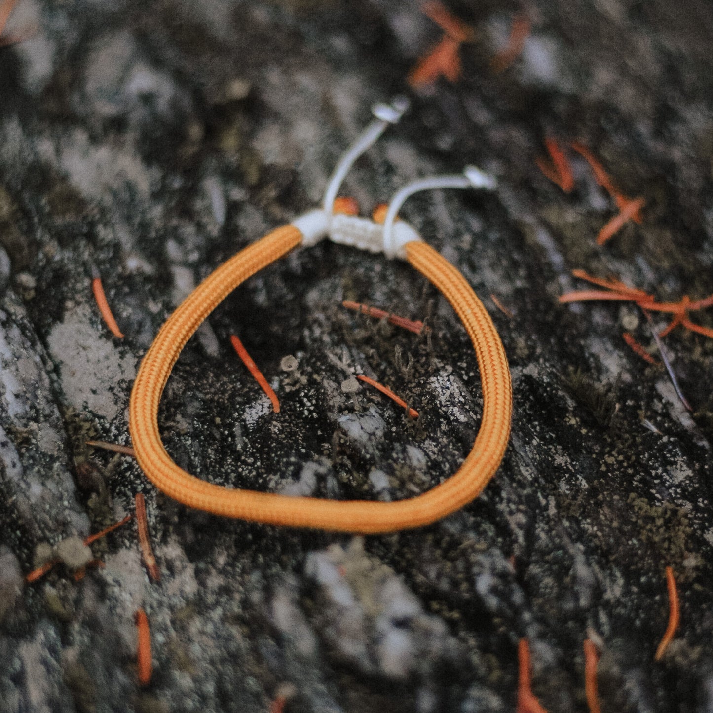Corde parachute avec corde de nylon ajustable. Finitions en acier inoxydable.