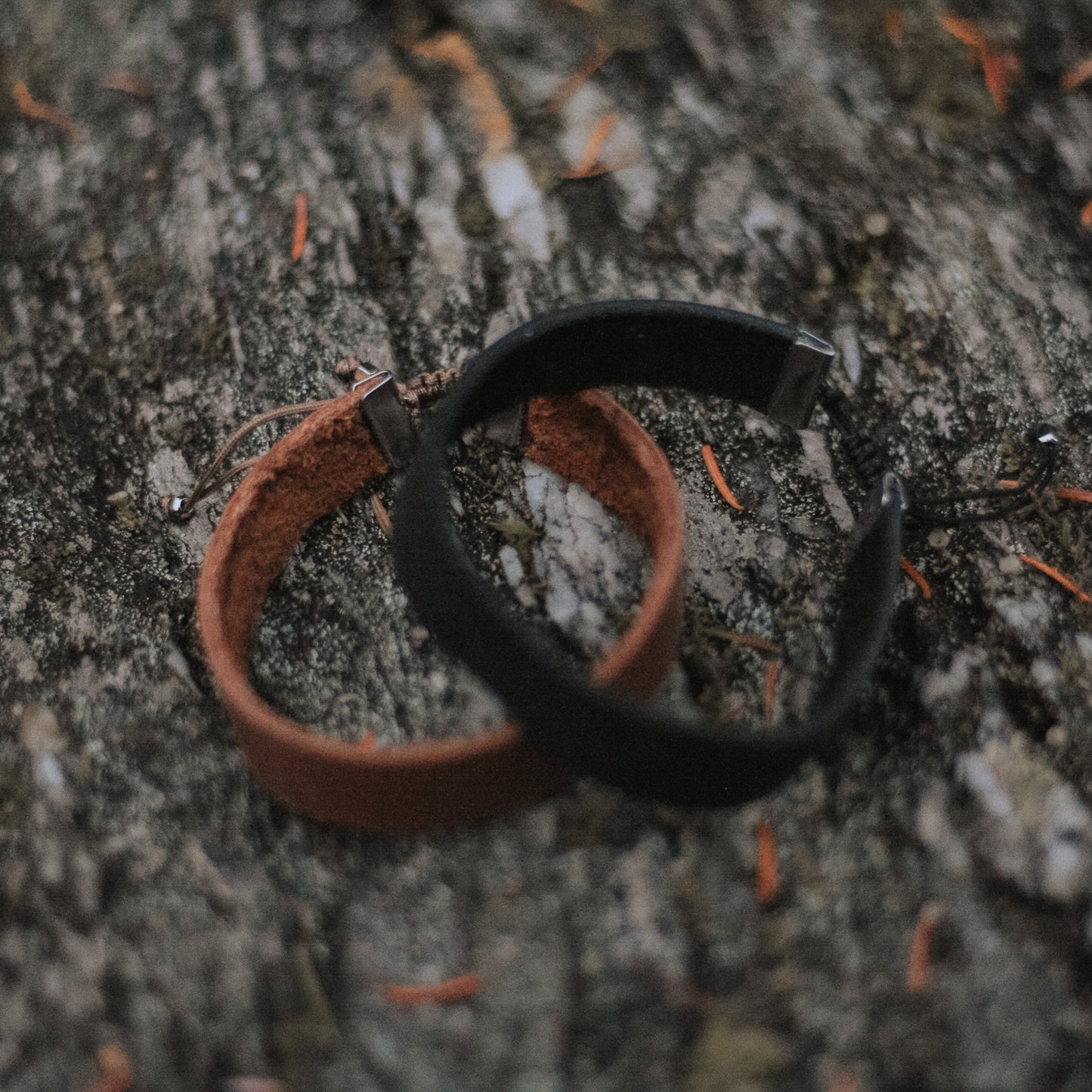 BraceletS de cuir ajustableS avec embouts en acier inoxydable et cordes de nylon.