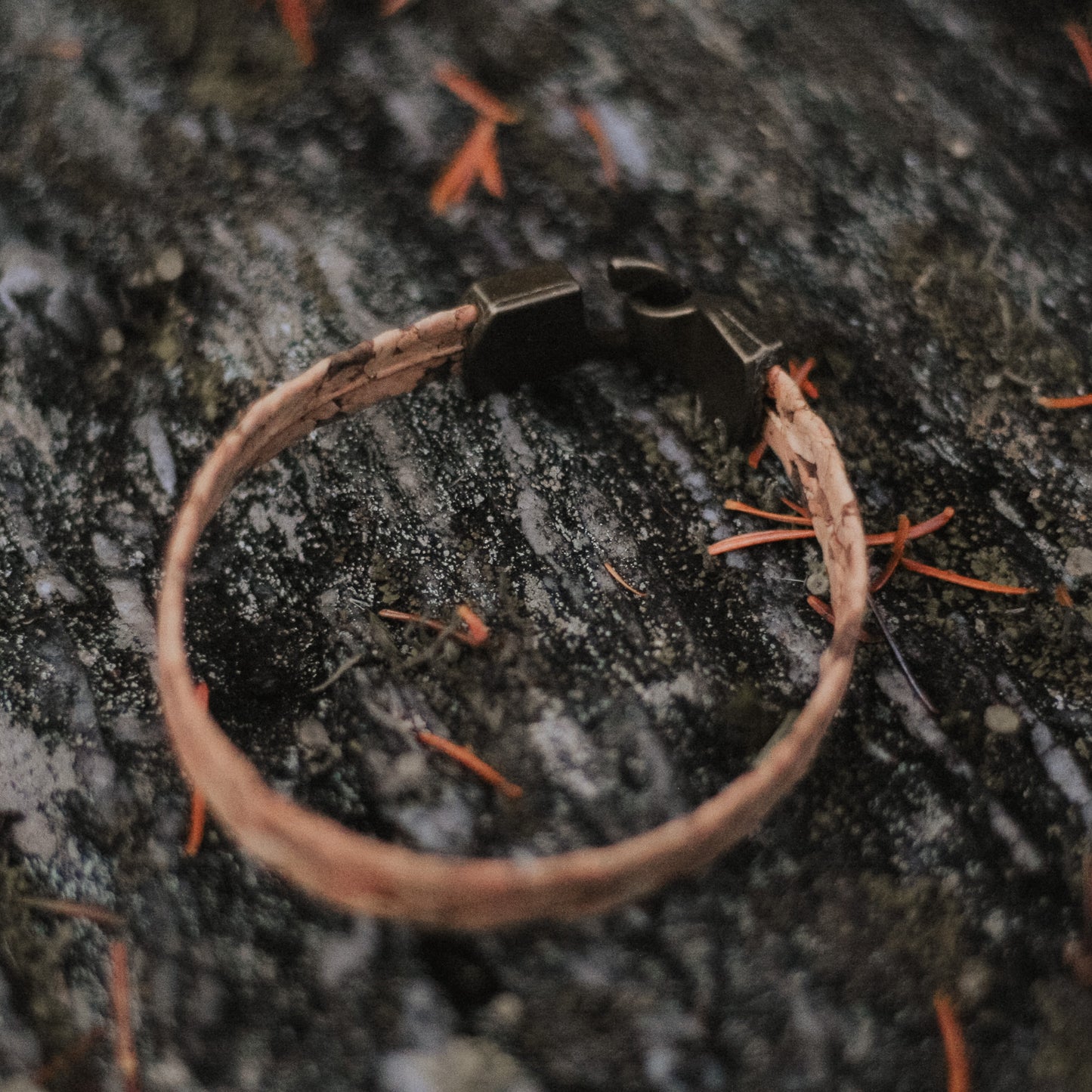 Bracelet en cuir de liège avec fermoir de métal couleur laiton