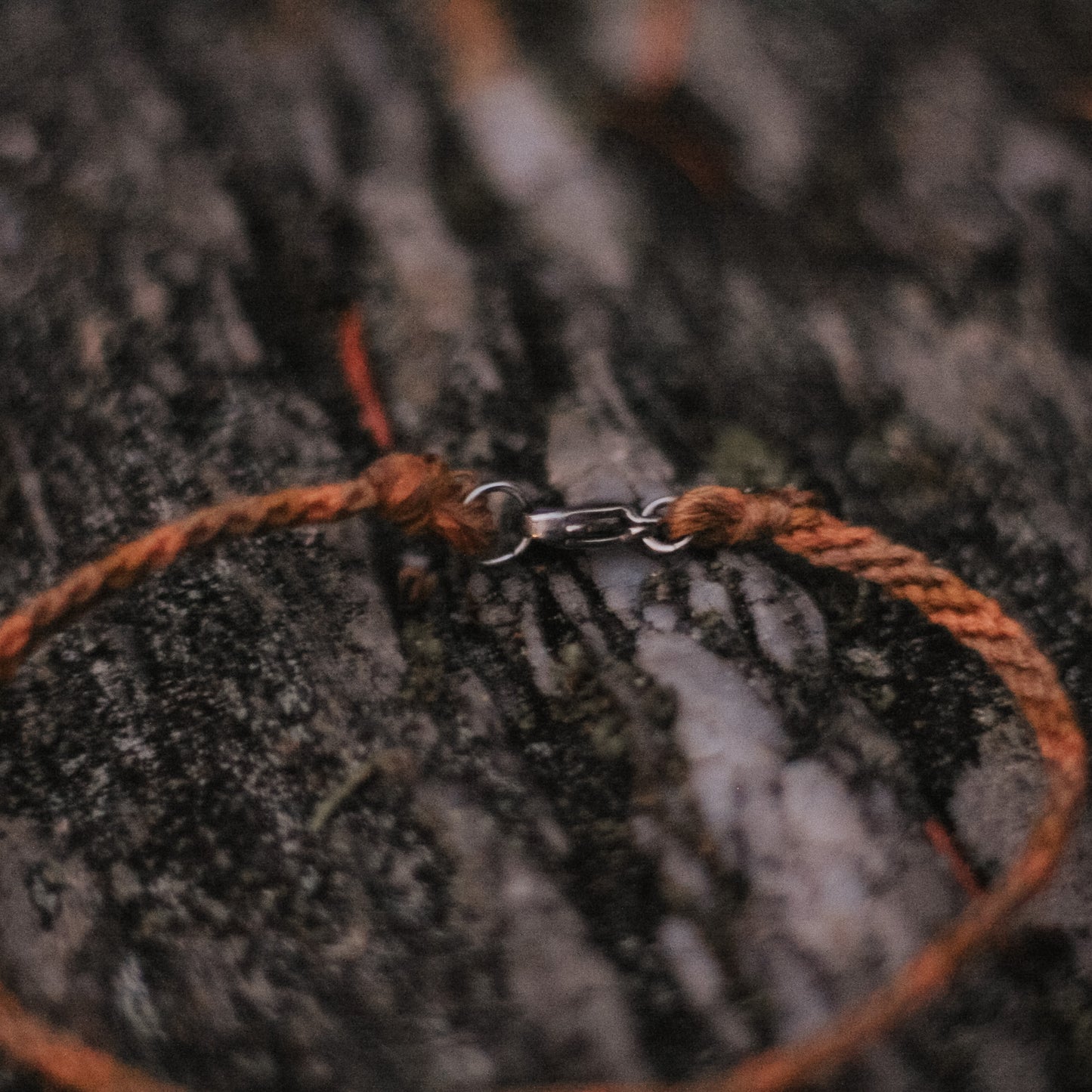 Bracelet noué en coton et acier inoxydable.