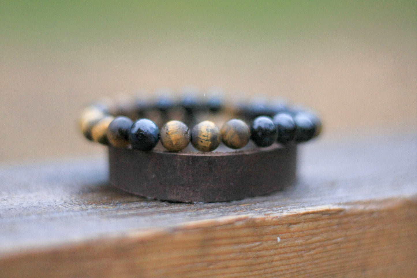 Bracelet de cuir ajustable avec embouts en acier inoxydable et cordes de nylon.