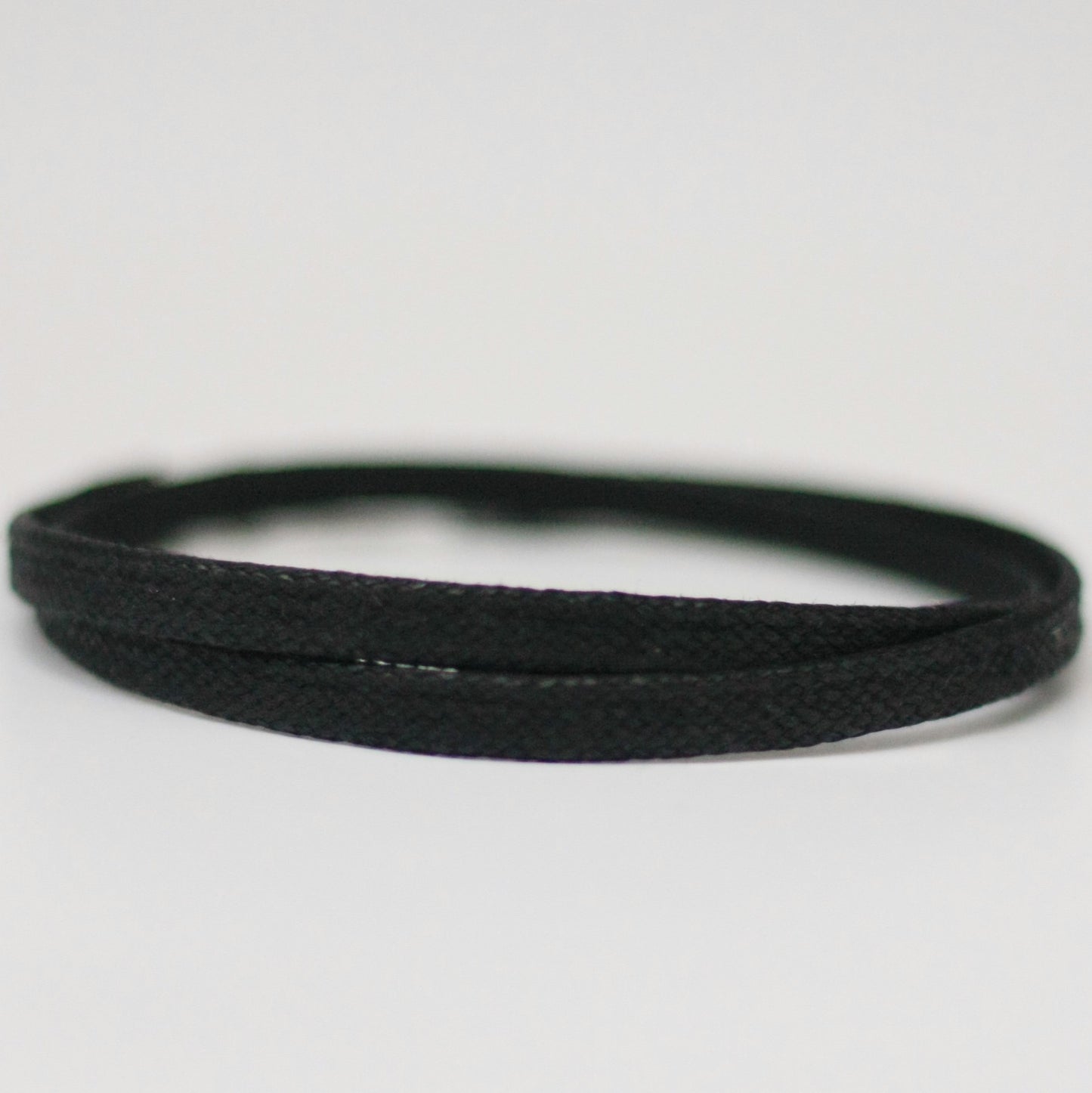 Bracelet de corde de coton plat deux tours de poignet avec fermoir pince crabe en acier inoxydable.