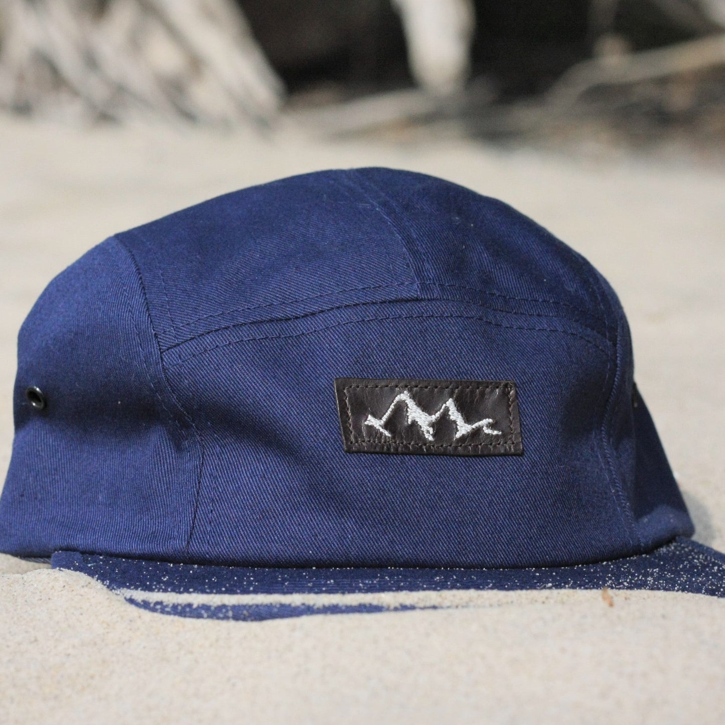casquette 5 panneaux marine avec logo en cuir brodé montagne et vague