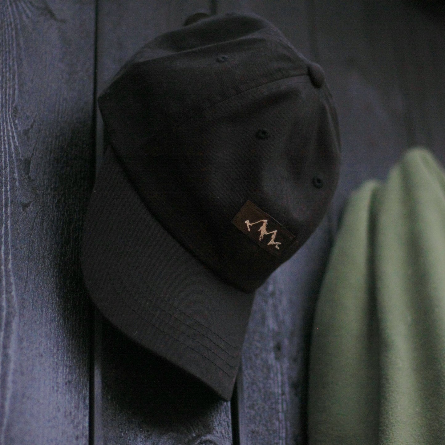 Casquette classique Dad's Hat noire en coton logo en cuir recyclé avec montagne et vague brodé