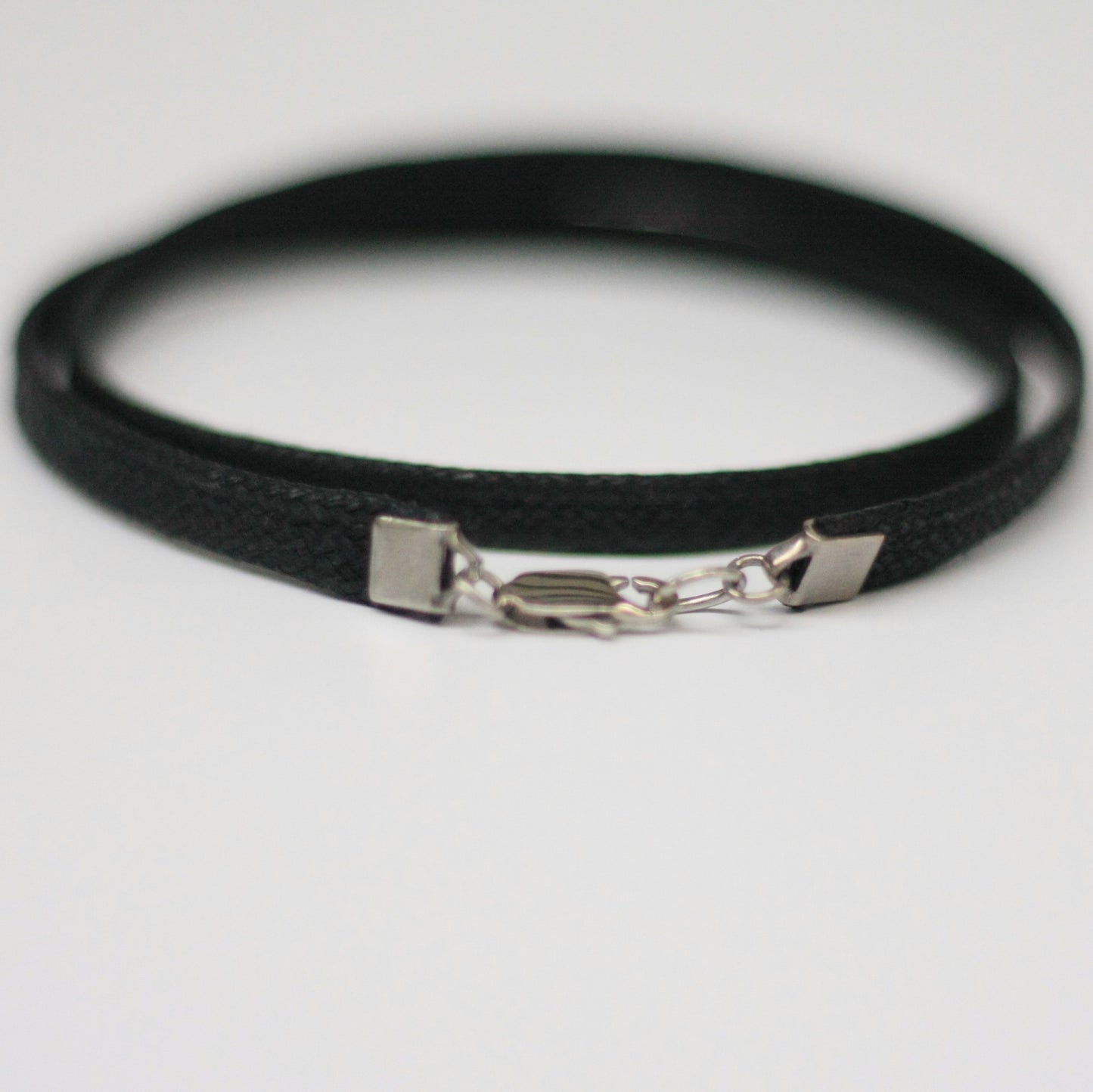Bracelet de corde de coton plat deux tours de poignet avec fermoir pince crabe en acier inoxydable.