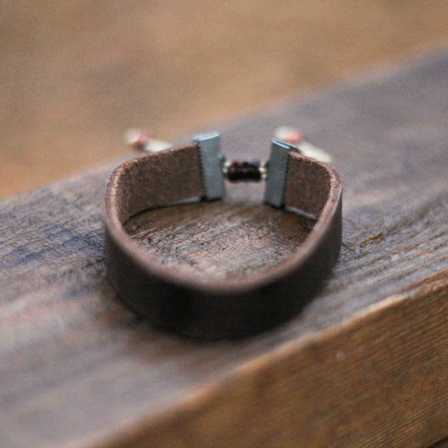 Bracelet de cuir ajustable avec embouts en acier inoxydable et cordes de nylon.