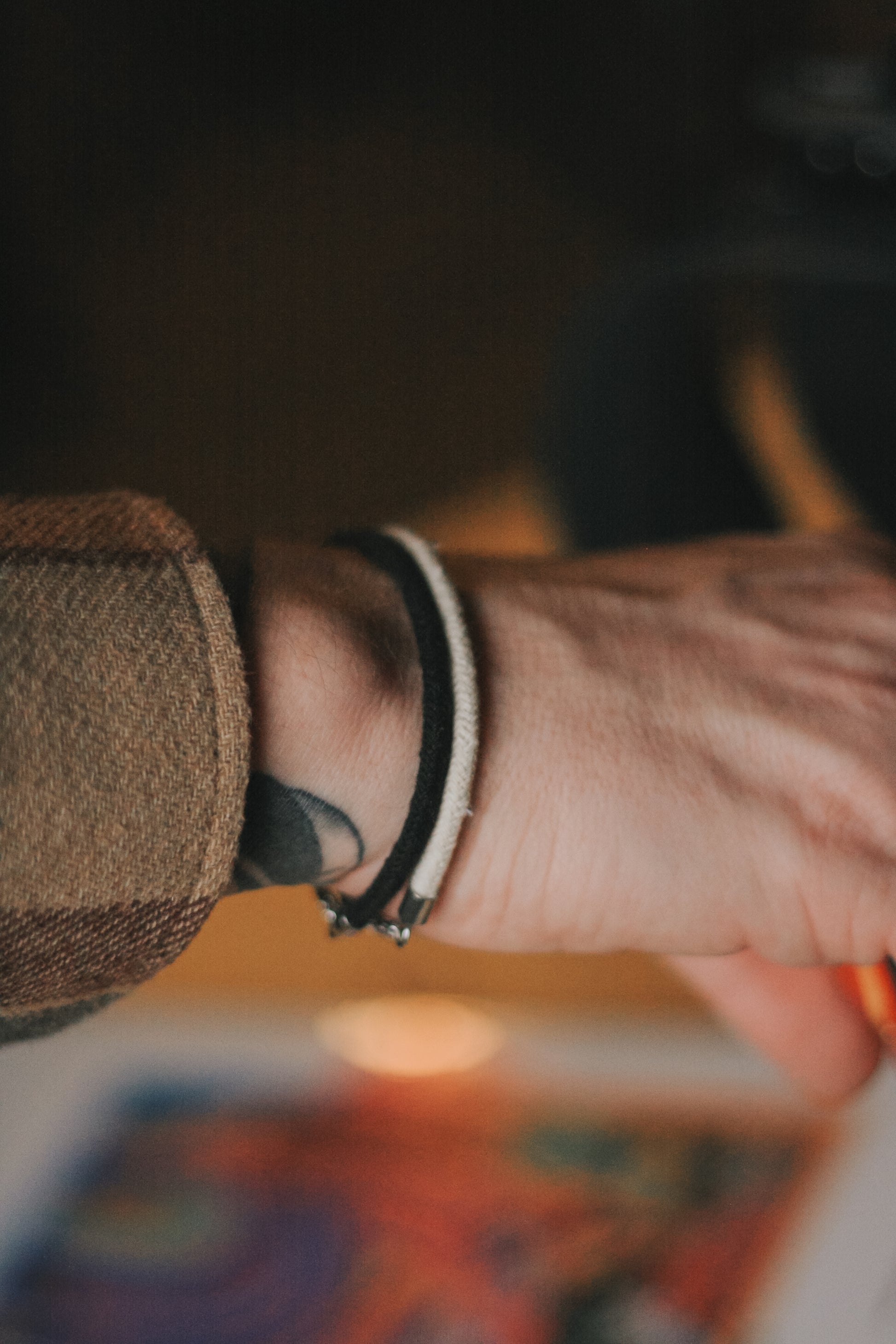 Bracelet de coton avec fermoir pince crabe en acier inoxydable.