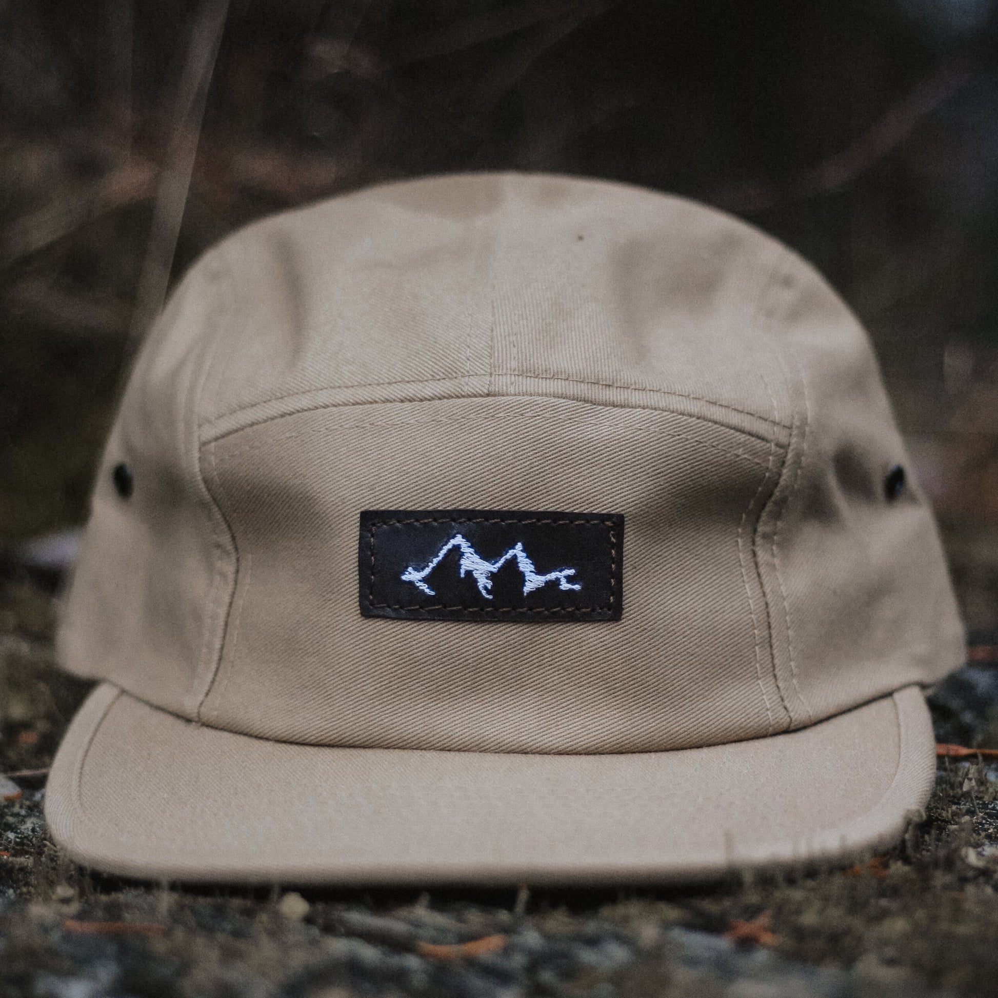 casquette 5 panneaux beige avec logo en cuir brodé montagne et vagu