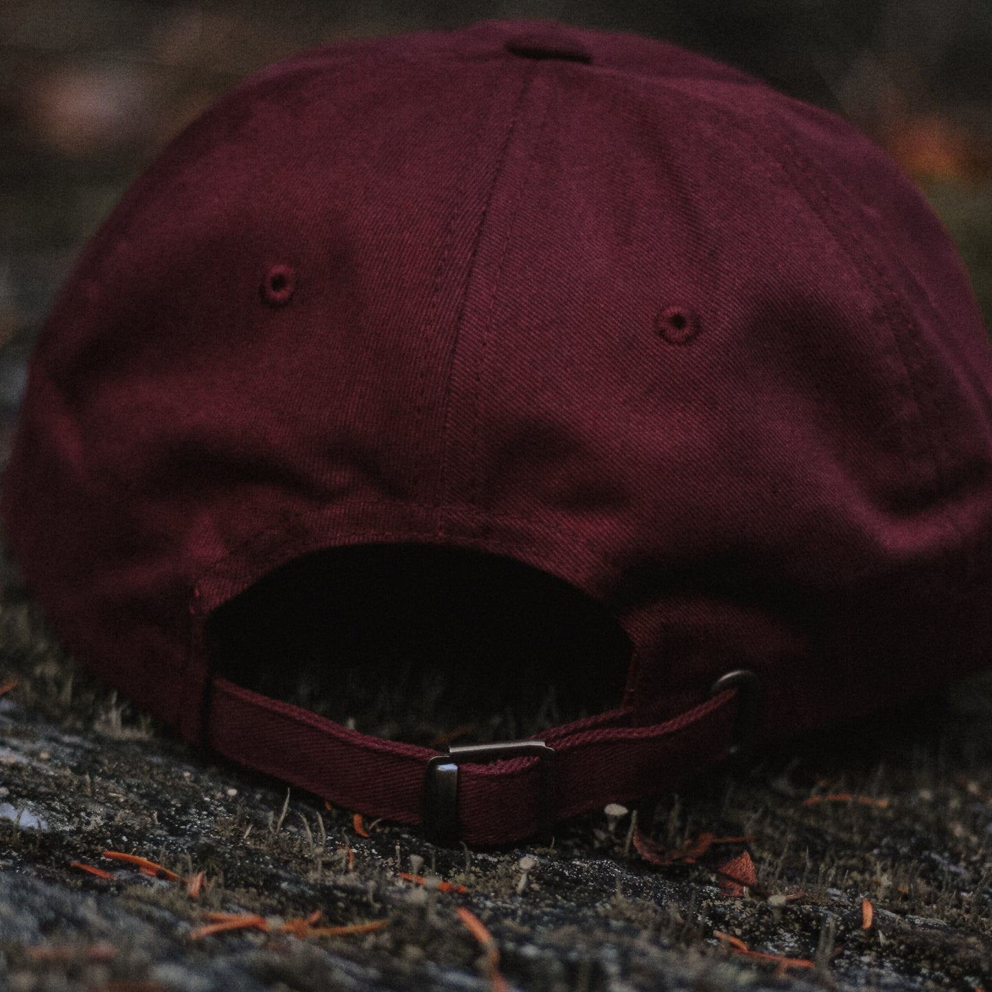 Casquette classique Dad's Hat bourgogne en coton logo en cuir recyclé avec montagne et vague brodé