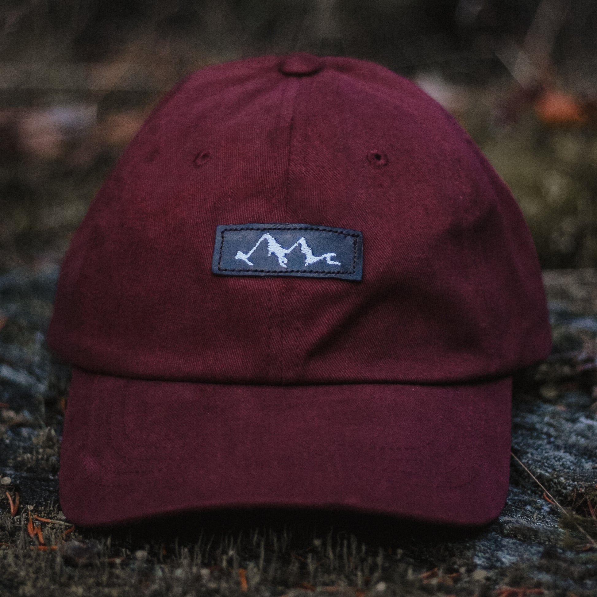 Casquette classique Dad's Hat bourgogne en coton logo en cuir recyclé avec montagne et vague brodé