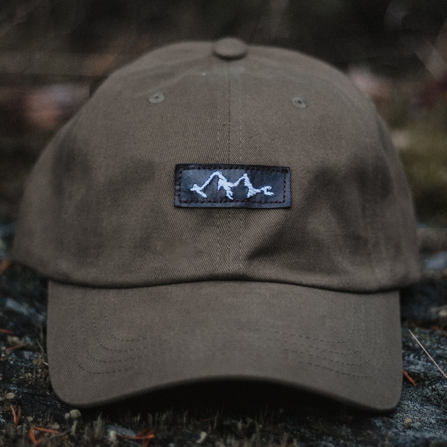 Casquette classique Dad's Hat khaki en coton logo en cuir recyclé avec montagne et vague brodé