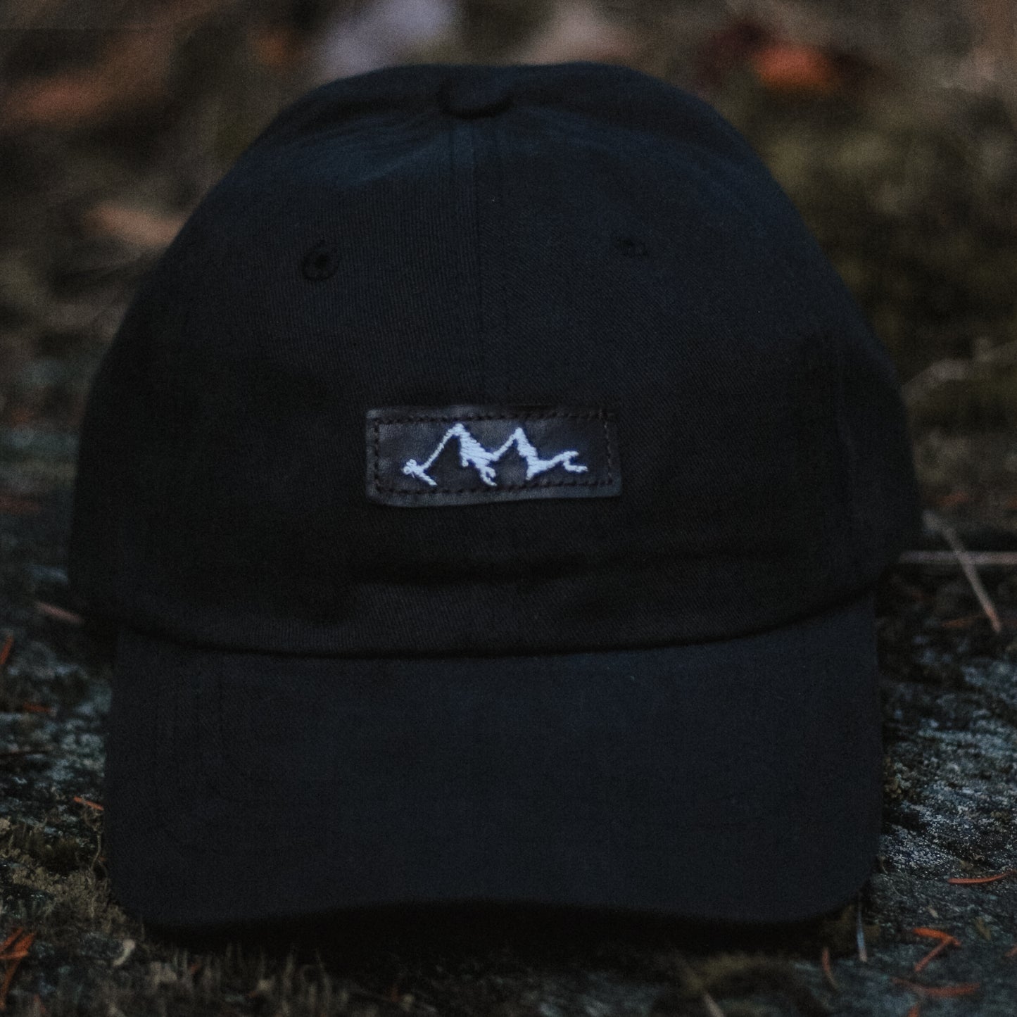 Casquette classique Dad's Hat noire en coton logo en cuir recyclé avec montagne et vague brodé