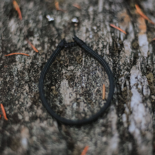 Corde parachute avec corde de nylon ajustable. Finitions en acier inoxydable.