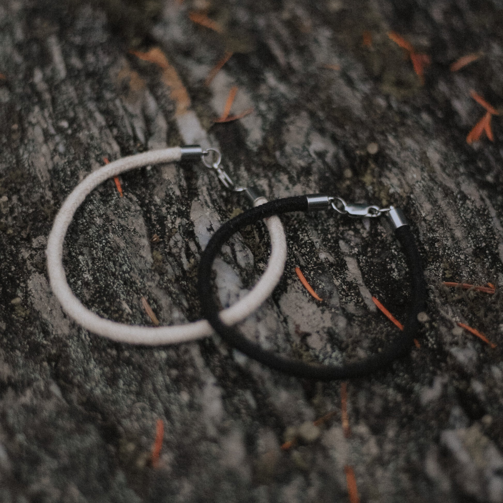 Bracelet de coton avec fermoir pince crabe en acier inoxydable.