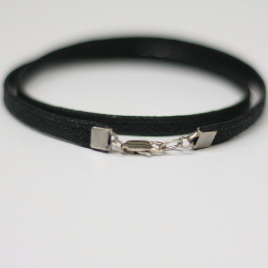 Bracelet de corde de coton plat deux tours de poignet avec fermoir pince crabe en acier inoxydable.